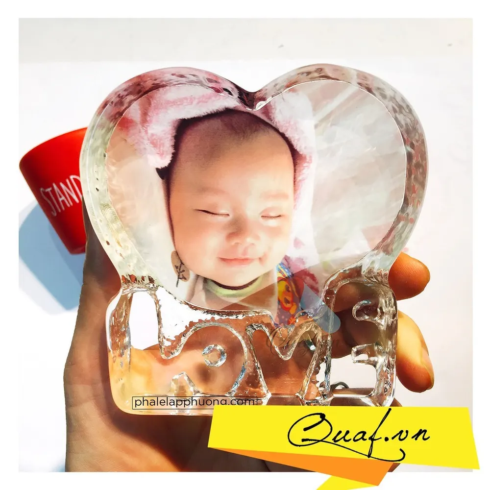 Pha lê chữ LOVE in ảnh