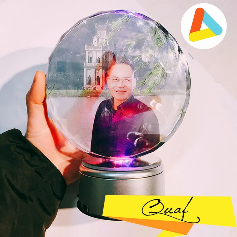 Pha lê Mona in ảnh, đế đèn phát nhạc